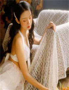 曝阿兰身体出现反应-美女光屁股